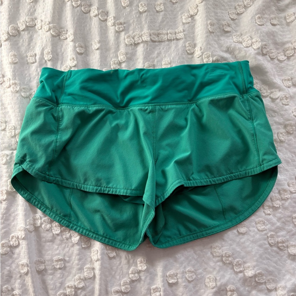 Lululemon Hotty Hot LR Kelly Green 2.5 inch Shorts